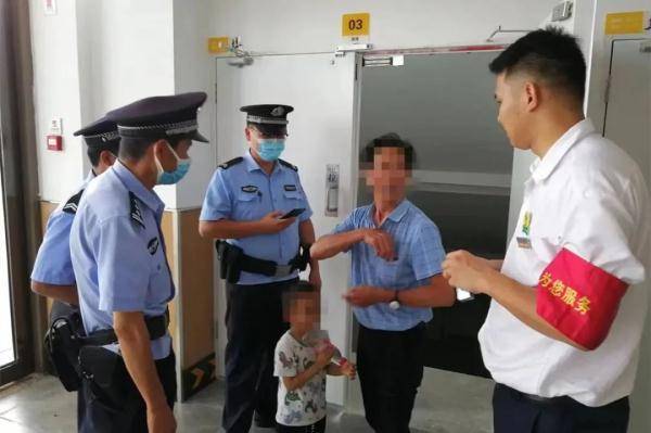 爷孙被困货运通道<strong></p>
<p>运通币</strong>，民警火速救援
