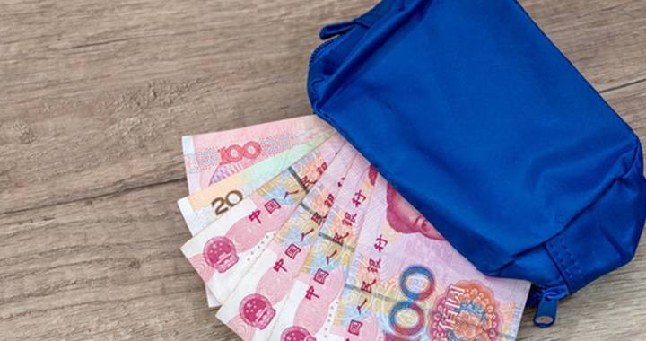 大妈路边捡袋人民币和人分赃<strong></p>
<p>捡币</strong>，回头一查，银行卡里少了5万