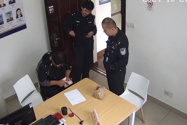 男子凌晨快递巨额现金 竟是为<strong></p>
<p>p2p理财排行榜</strong>了“抱得美人归”