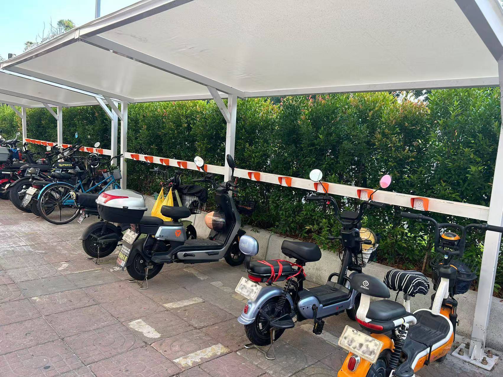 骑电动自行车<strong></p>
<p>理财学院</strong>，我有多“尴尬”：走哪，停哪，咋充电