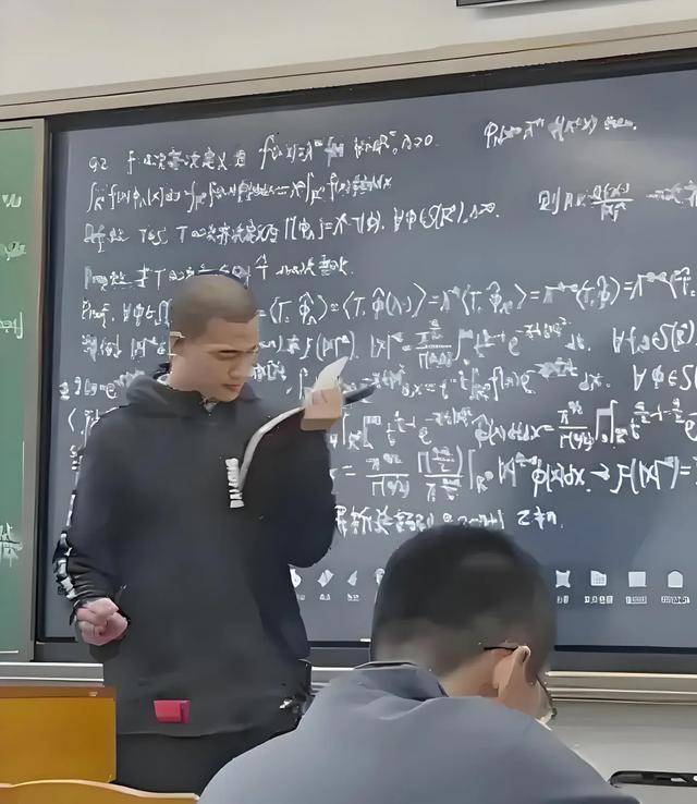 韦东奕上课照片走红<strong></p>
<p>当前理财</strong>，新发型吸睛，网友：板书真漂亮，可惜看不懂