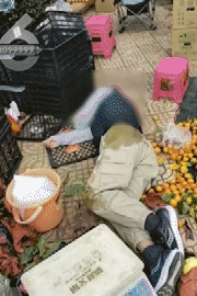 昆明一老人赶集摔倒压坏水果摊！中午就带着家属找来了<strong></p>
<p>好规划理财</strong>，摊主慌了……