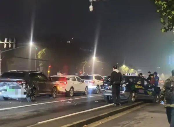 凌晨<strong></p>
<p>理财产品排名</strong>，上海一路口多车追尾！目击者：疑似大货车惹祸，撞击力度大