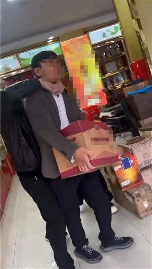 男子花7200元买酒<strong></p>
<p>目标理财</strong>，扫防伪码竟扫出不雅网站，还遭商家“锁喉”抢酒？