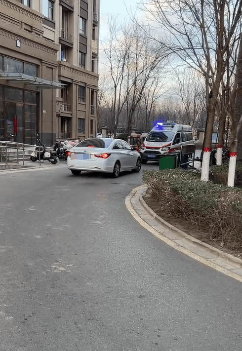 私家车未让救护车反而步步紧逼<strong></p>
<p>固定收益理财产品</strong>，目击者：老人遗憾离世，河北警方：行政拘留！