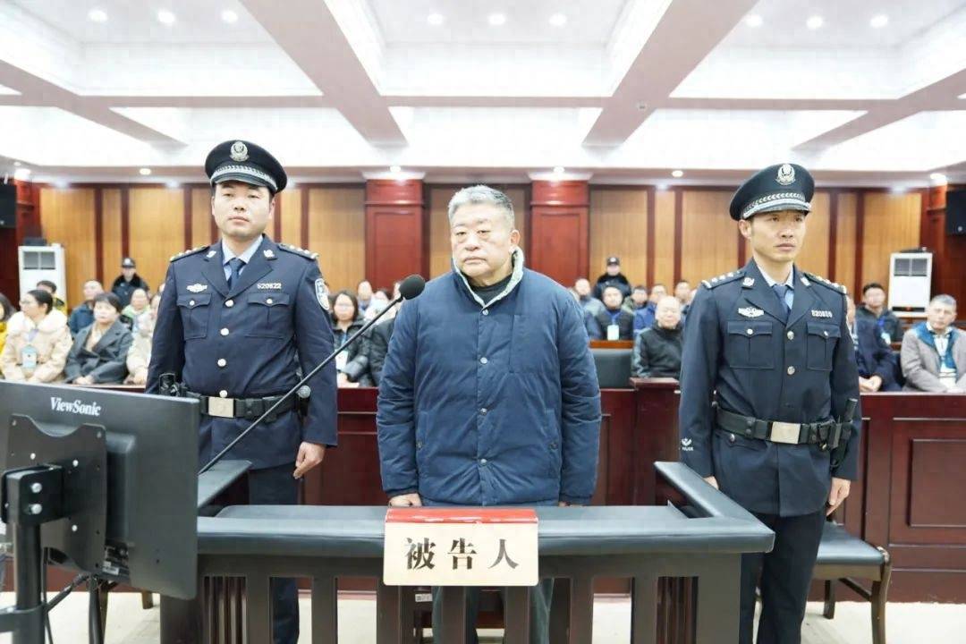 20年受贿1.5亿余元<strong></p>
<p>白领理财</strong>，原贵阳医学院附属医院党委副书记、院长王小林受贿案一审开庭
