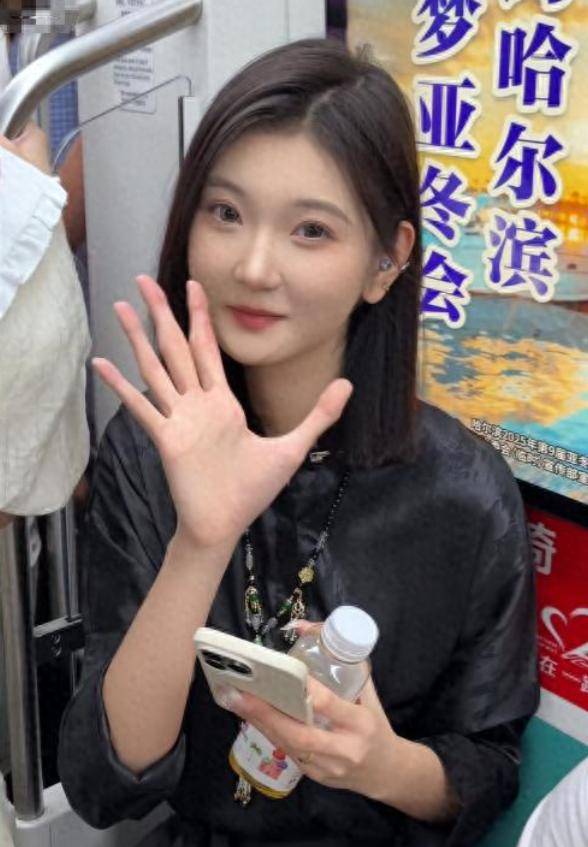 女孩身高2米26貌美如花<strong></p>
<p>银行投资理财</strong>，妈妈天天发愁：白长这么漂亮，没人敢追