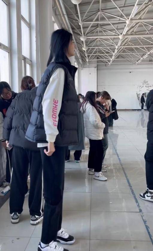女孩身高2米26貌美如花<strong></p>
<p>银行投资理财</strong>，妈妈天天发愁：白长这么漂亮，没人敢追