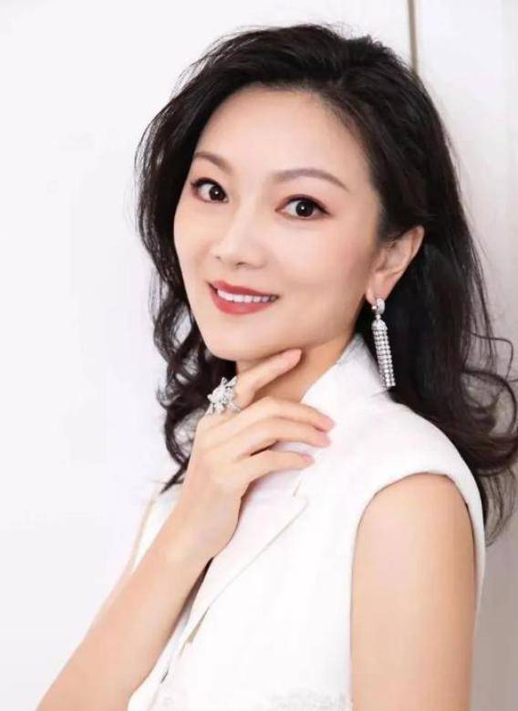 陈婷现实长什么样？路人镜头才是“照妖镜”<strong></p>
<p>理财小程序</strong>，突然理解张艺谋了