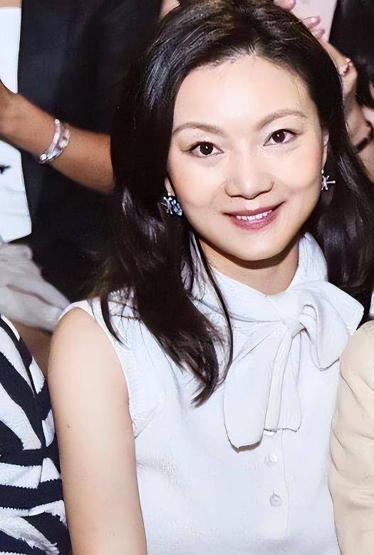 陈婷现实长什么样？路人镜头才是“照妖镜”<strong></p>
<p>理财小程序</strong>，突然理解张艺谋了