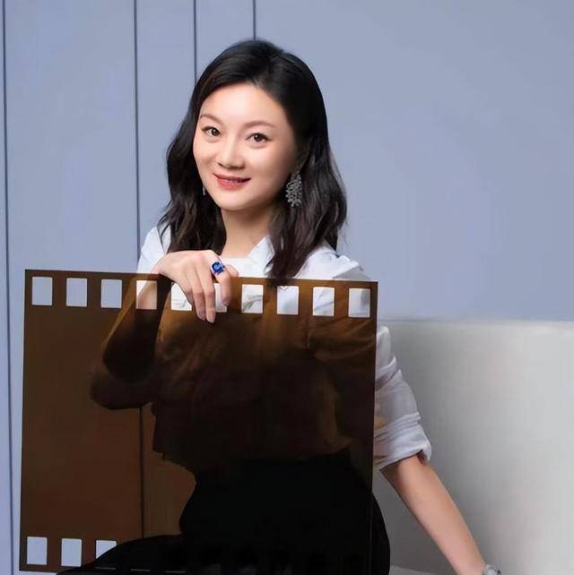 陈婷现实长什么样？路人镜头才是“照妖镜”<strong></p>
<p>理财小程序</strong>，突然理解张艺谋了