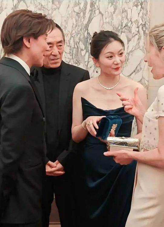 陈婷现实长什么样？路人镜头才是“照妖镜”<strong></p>
<p>理财小程序</strong>，突然理解张艺谋了