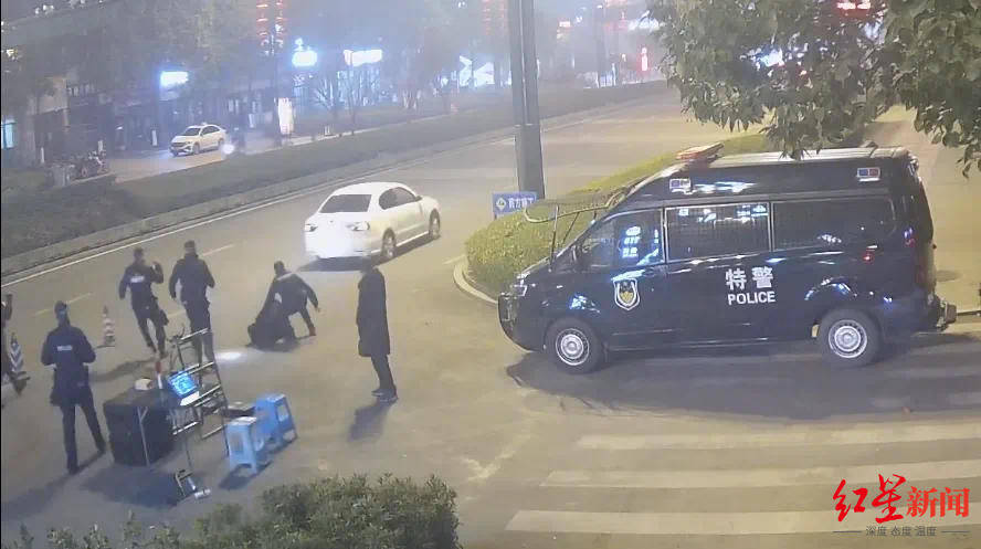 男子车内放疑似枪支遇检查强行冲卡致一辅警被拖行受伤<strong></p>
<p>基金专户理财</strong>，已被抓获！“枪支”正在鉴定