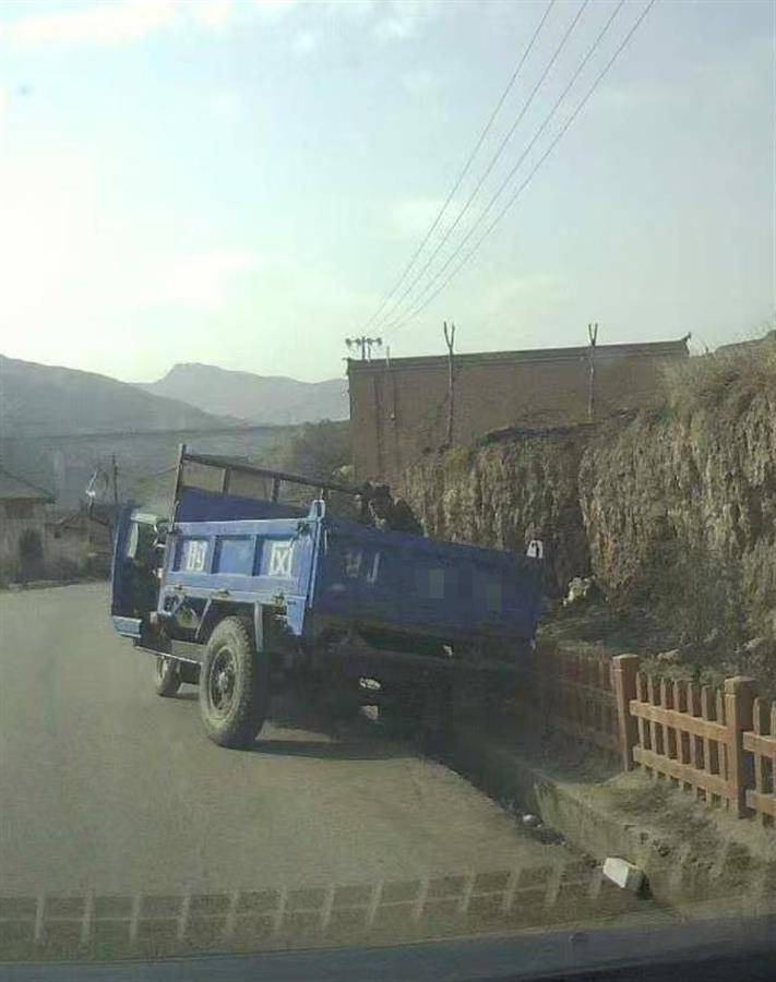 警车把农用车“别进”沟里<strong></p>
<p>北京的理财</strong>，三个问题需要澄清