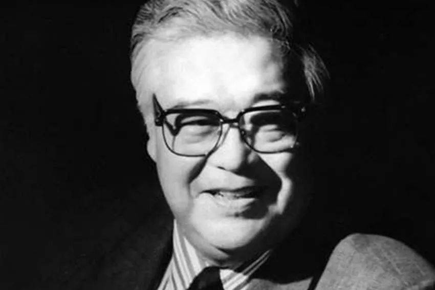 受中央领导同志委托<strong></p>
<p>兴兴理财</strong>，中宣部副部长、中央广播电视总台台长慎海雄一行，前往北京电影制片厂，深切悼念于洋同志