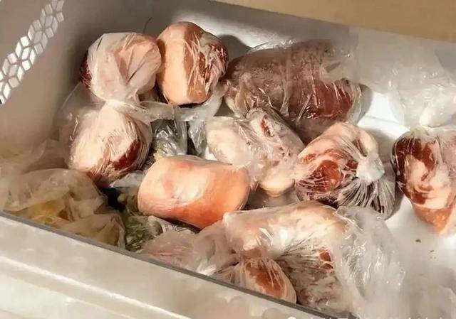 长期吃久冻的肉危害大<strong></p>
<p>理财人群</strong>？冰箱里的肉冻多久就不能吃了？医生说清楚