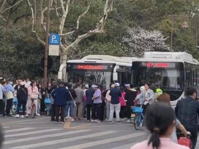 游客成队在杭州雷峰塔外堵路拦公交<strong></p>
<p>高的理财产品</strong>，当地正实施交通管制，公交集团：已处置