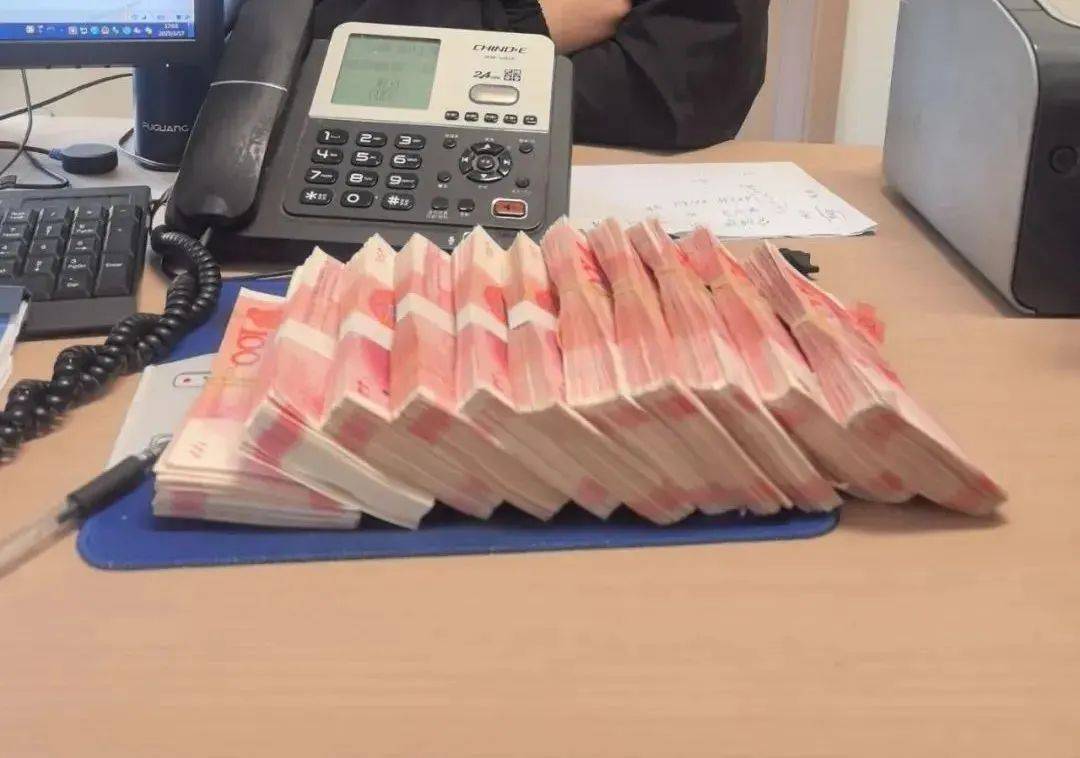 快递当场开箱：108000元现金<strong></p>
<p>陆金所理财产品</strong>！浙江男子傻眼了