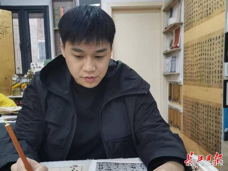 “书法可怡情<strong></p>
<p>陆金所理财产品</strong>，不能当饭吃”？90后小伙靠它7年还清2000万元巨债