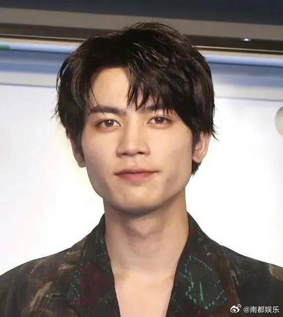 热搜第一<strong></p>
<p>该如何理财</strong>！24岁男演员不幸去世