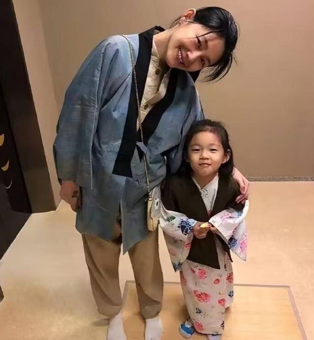 大S儿女回北京<strong></p>
<p>怎么网上理财</strong>，张兰拉着小玥儿逛街，网友夸汪小菲好帅