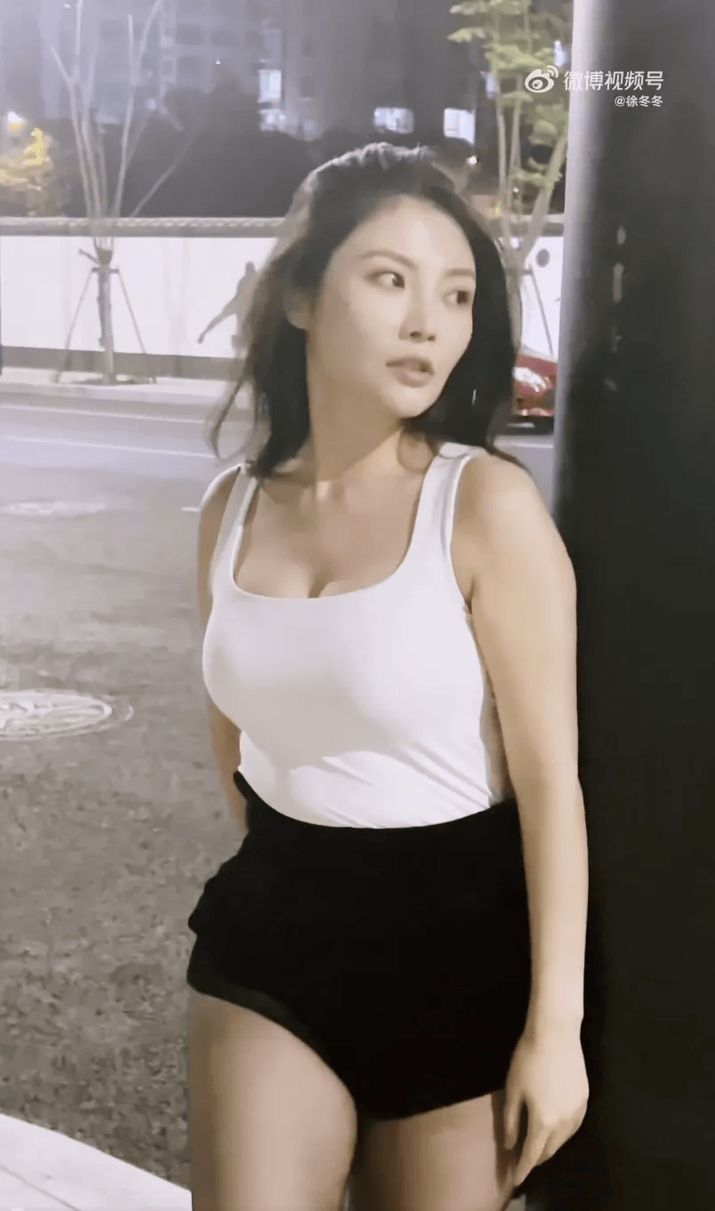 “椰树女神”徐冬冬大方晒照<strong></p>
<p>阿里理财</strong>，并配文：我的蝴蝶袖，很丰腴！