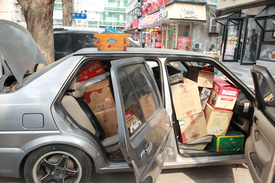 两男子到大连一家便利店推销<strong></p>
<p>理财产品的利率</strong>，收取大额货款后失联！同样套路在多家店接连上演……