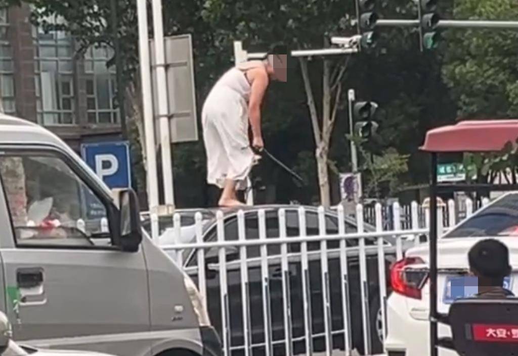 女子持械当街打砸多辆轿车<strong></p>
<p>拆分盘理财</strong>，被顶在挡风玻璃上前行，当地：女子当场被控制，警方介入调查