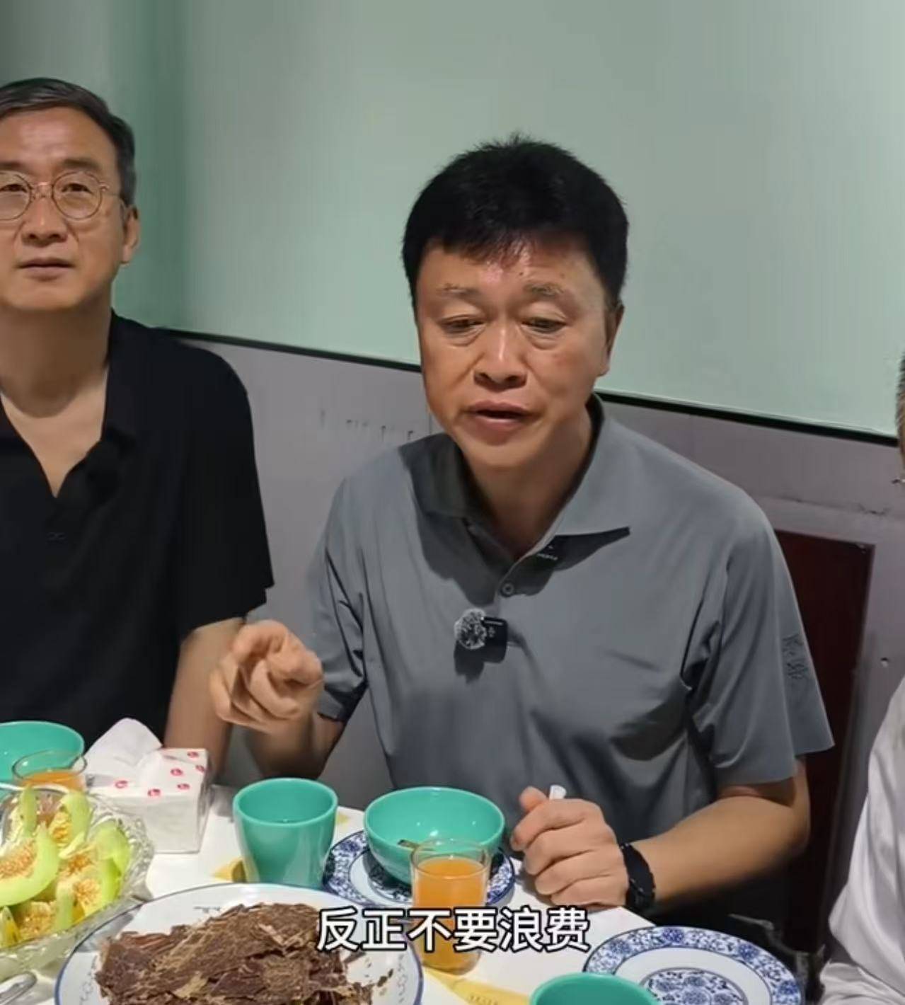 区委书记请客吃饭<strong></p>
<p>理财好的银行</strong>，正常消费不怕大大方方展示 | 新京报快评