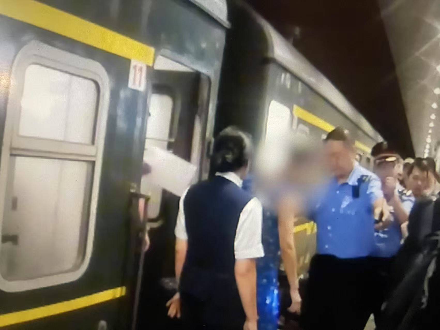 女子火车上“霸座”不听劝<strong></p>
<p>蓝鲸理财课</strong>，抵达北京后行政拘留7天！