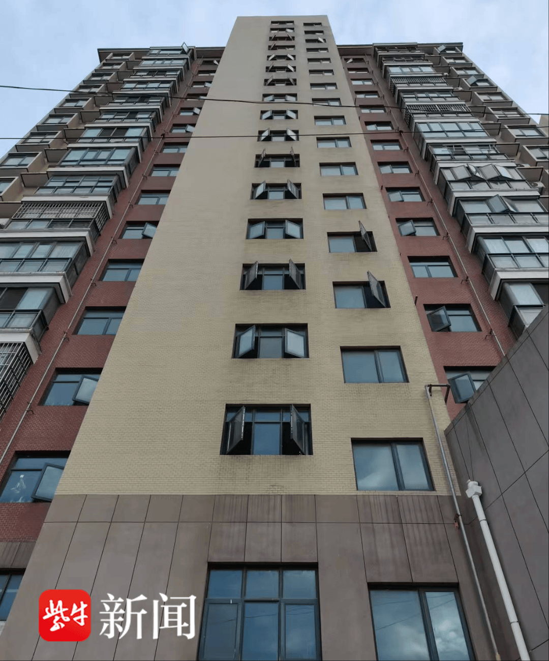 3岁女童从16层楼道坠下身亡：家属认为窗户未达安全标准<strong></p>
<p>快理财</strong>，物业称待司法判决