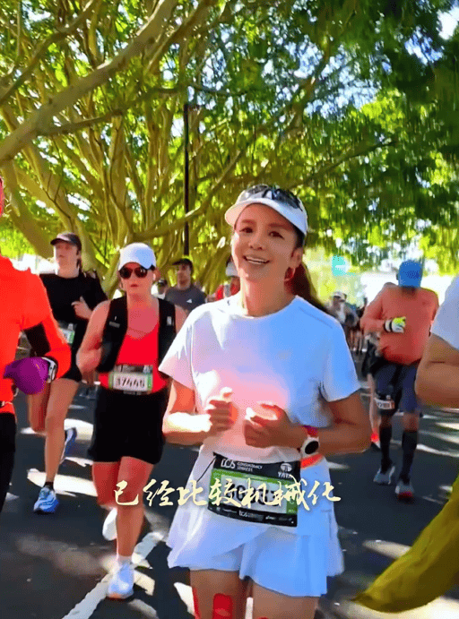 知名主持人朱迅跑完悉尼马拉松全马<strong></p>
<p>理财产品推销</strong>，开心大笑：又创造个人最好成绩