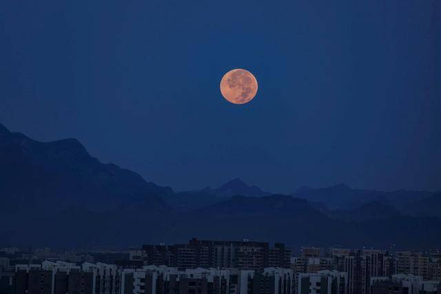 刷屏朋友圈<strong></p>
<p>零钱包理财</strong>！“红月亮”高清大图来了