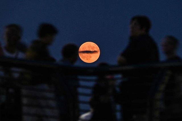 刷屏朋友圈<strong></p>
<p>零钱包理财</strong>！“红月亮”高清大图来了