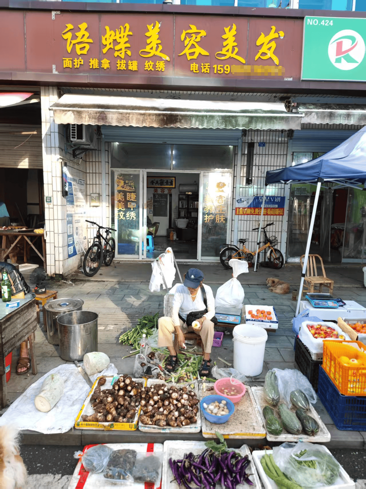 浙江一店主允许大妈门口摆摊<strong></p>
<p>理财投资排行榜</strong>，时常被大妈“投喂”蔬果：每次收摊时，都打扫得干干净净