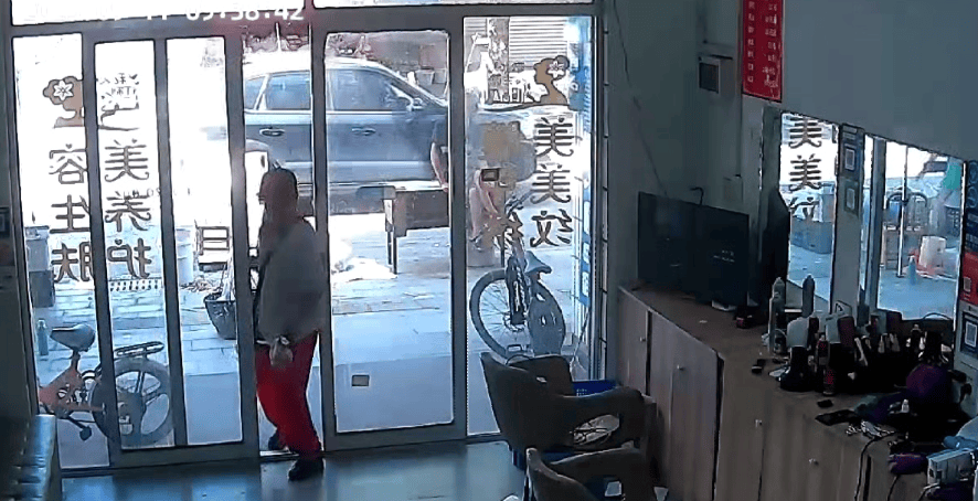 浙江一店主允许大妈门口摆摊<strong></p>
<p>理财投资排行榜</strong>，时常被大妈“投喂”蔬果：每次收摊时，都打扫得干干净净