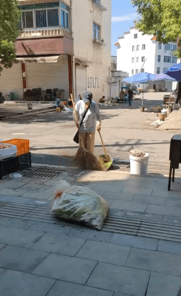 浙江一店主允许大妈门口摆摊<strong></p>
<p>理财投资排行榜</strong>，时常被大妈“投喂”蔬果：每次收摊时，都打扫得干干净净