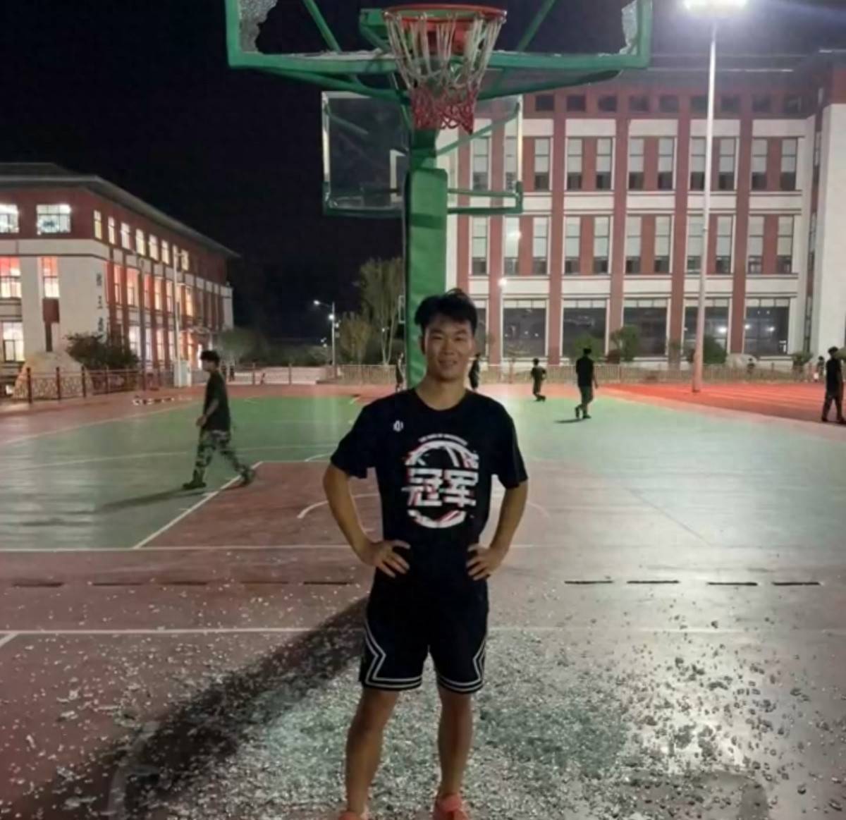 郑州178厘米大学生扣碎篮板<strong></p>
<p>成都理财</strong>，校方：说明弹跳力好！学校出资购买新篮板，已安装好