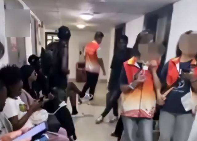 多名男留学生混住在女生宿舍楼：安全感碎<strong></p>
<p>成都理财</strong>了一地