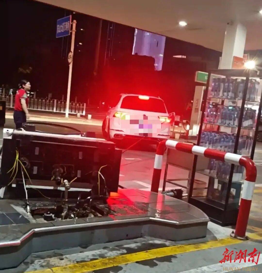湖北一车主加完油忘拔加油枪开车就走<strong></p>
<p>理财软件排行</strong>，直接拽倒加油机，工作人员：幸好加油机的切断阀自动紧急关闭