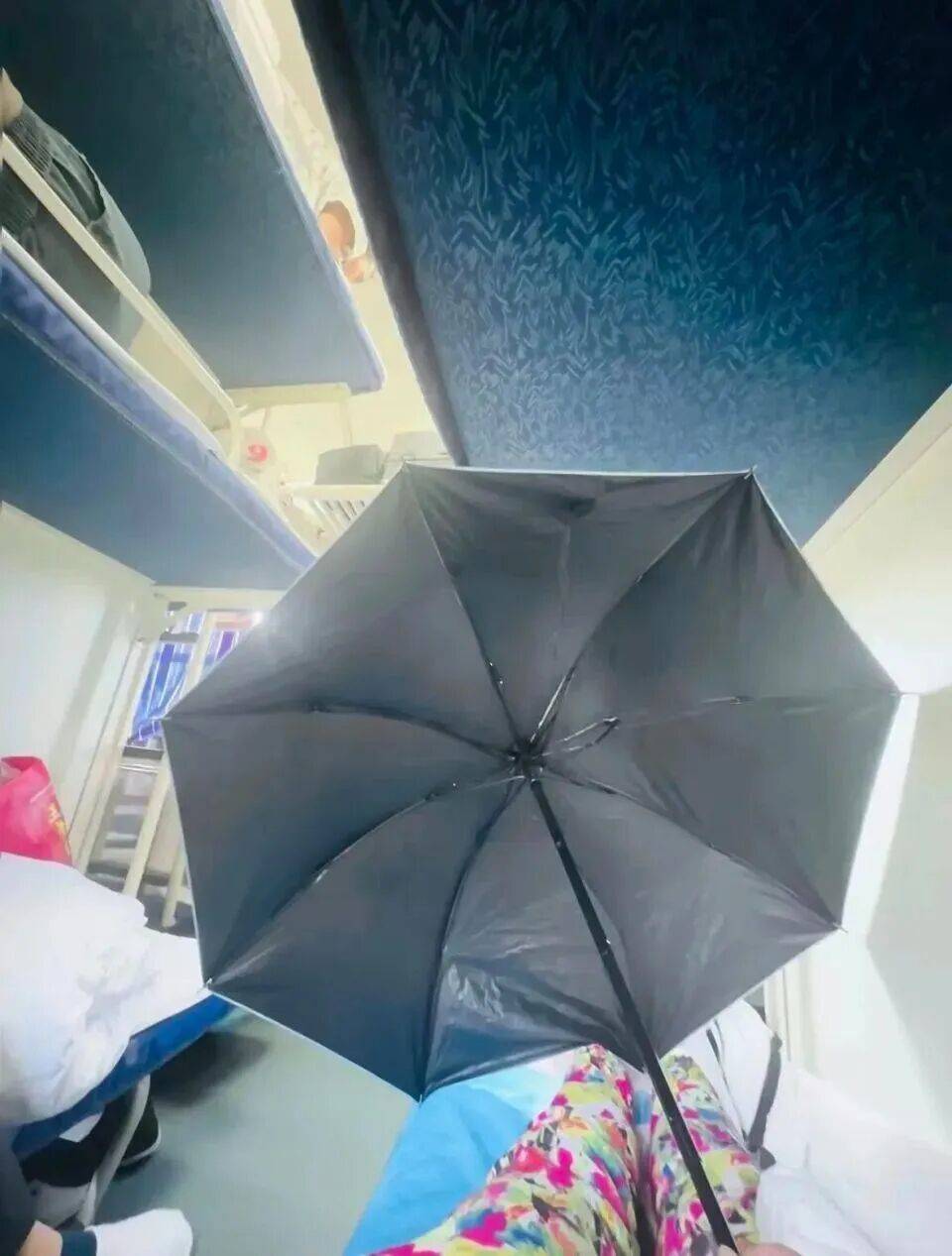 女生躺火车卧铺打伞遮隐私<strong></p>
<p>理财软件排行</strong>，“过道坐着两名陌生男乘客”，12306回应