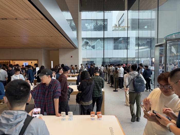 iPhone 17正式开售<strong></p>
<p>保息理财产品</strong>，橙色Pro Max黄牛最高加价1500元