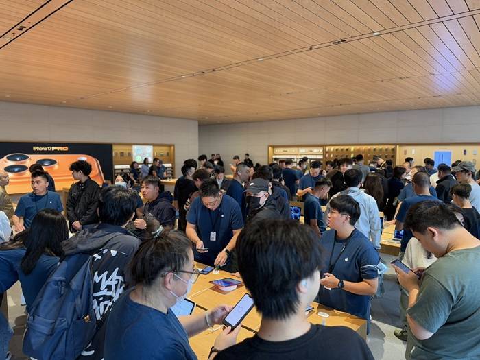 iPhone 17正式开售<strong></p>
<p>保息理财产品</strong>，橙色Pro Max黄牛最高加价1500元