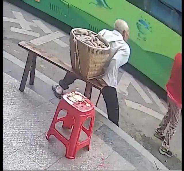重庆一背篓老人等公交被拒载<strong></p>
<p>p2p理财好</strong>，交通运输局：涉事司机已被开除