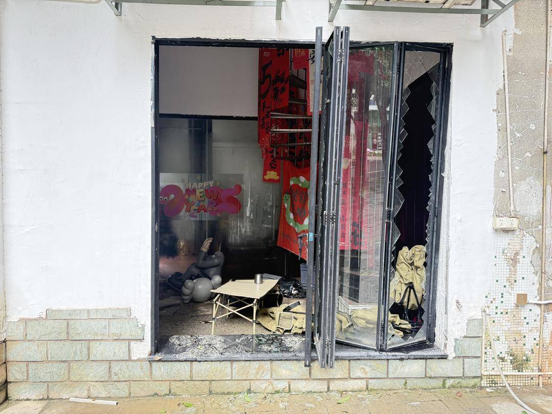台风天珠海一司机驾越野车造浪冲破多家店玻璃<strong></p>
<p>菠菜理财</strong>，警方：行拘10日！