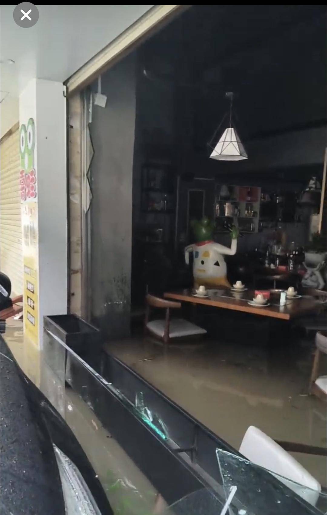 台风天珠海一司机驾越野车造浪冲破多家店玻璃<strong></p>
<p>菠菜理财</strong>，警方：行拘10日！