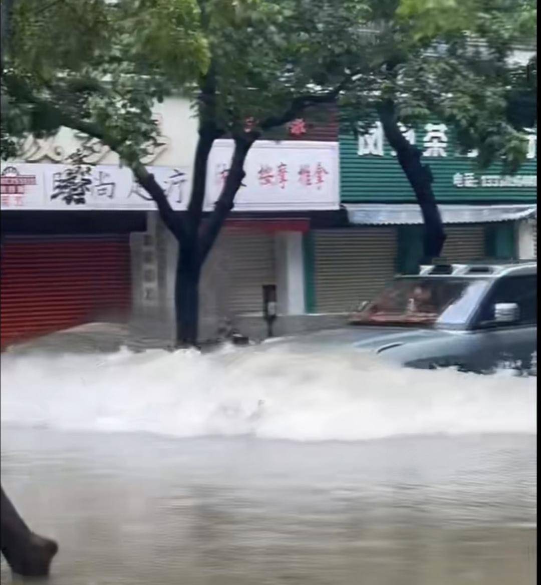 台风天珠海一司机驾越野车造浪冲破多家店玻璃<strong></p>
<p>菠菜理财</strong>，警方：行拘10日！