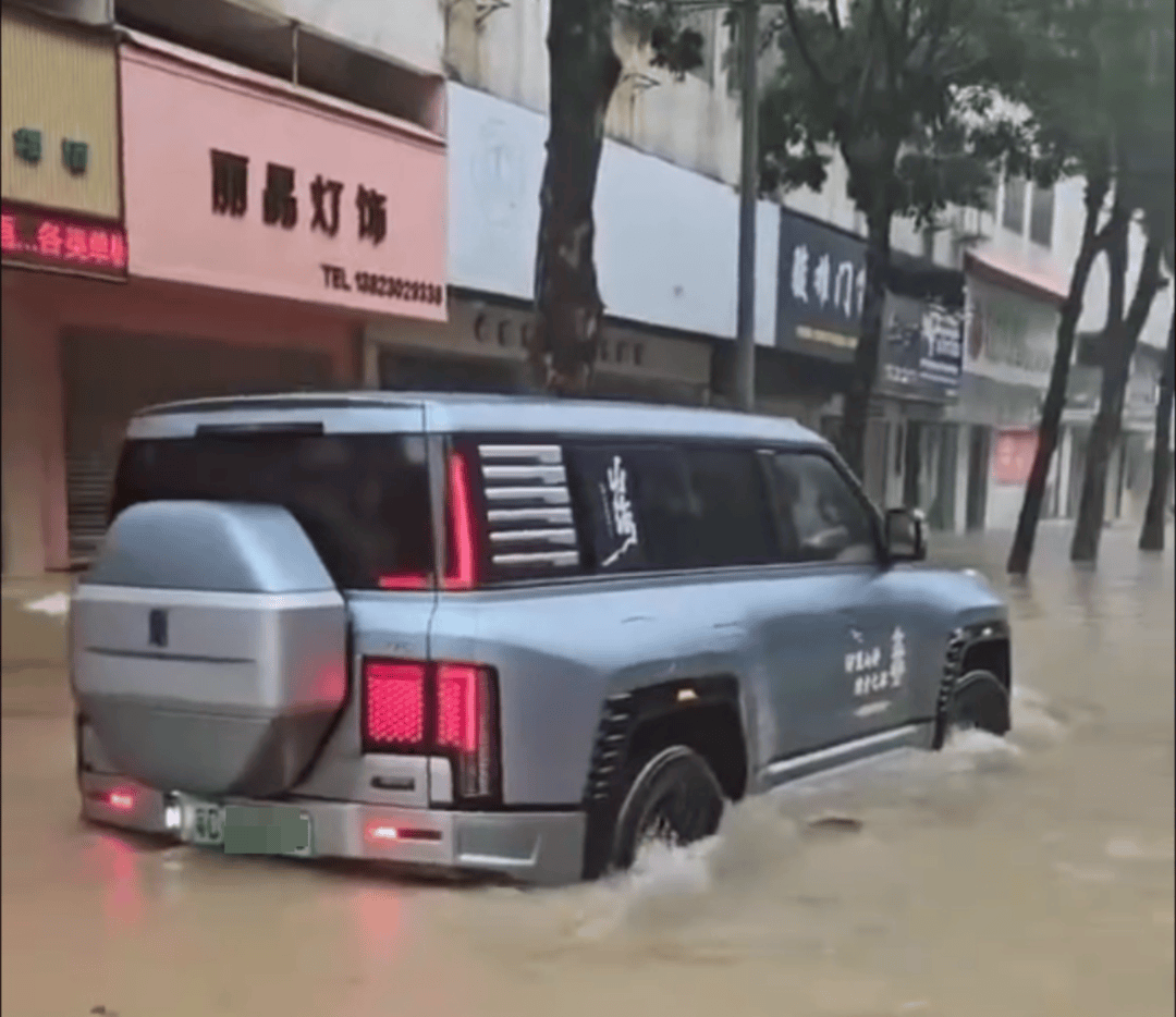 台风天珠海一司机驾越野车造浪冲破多家店玻璃<strong></p>
<p>菠菜理财</strong>，警方：行拘10日！