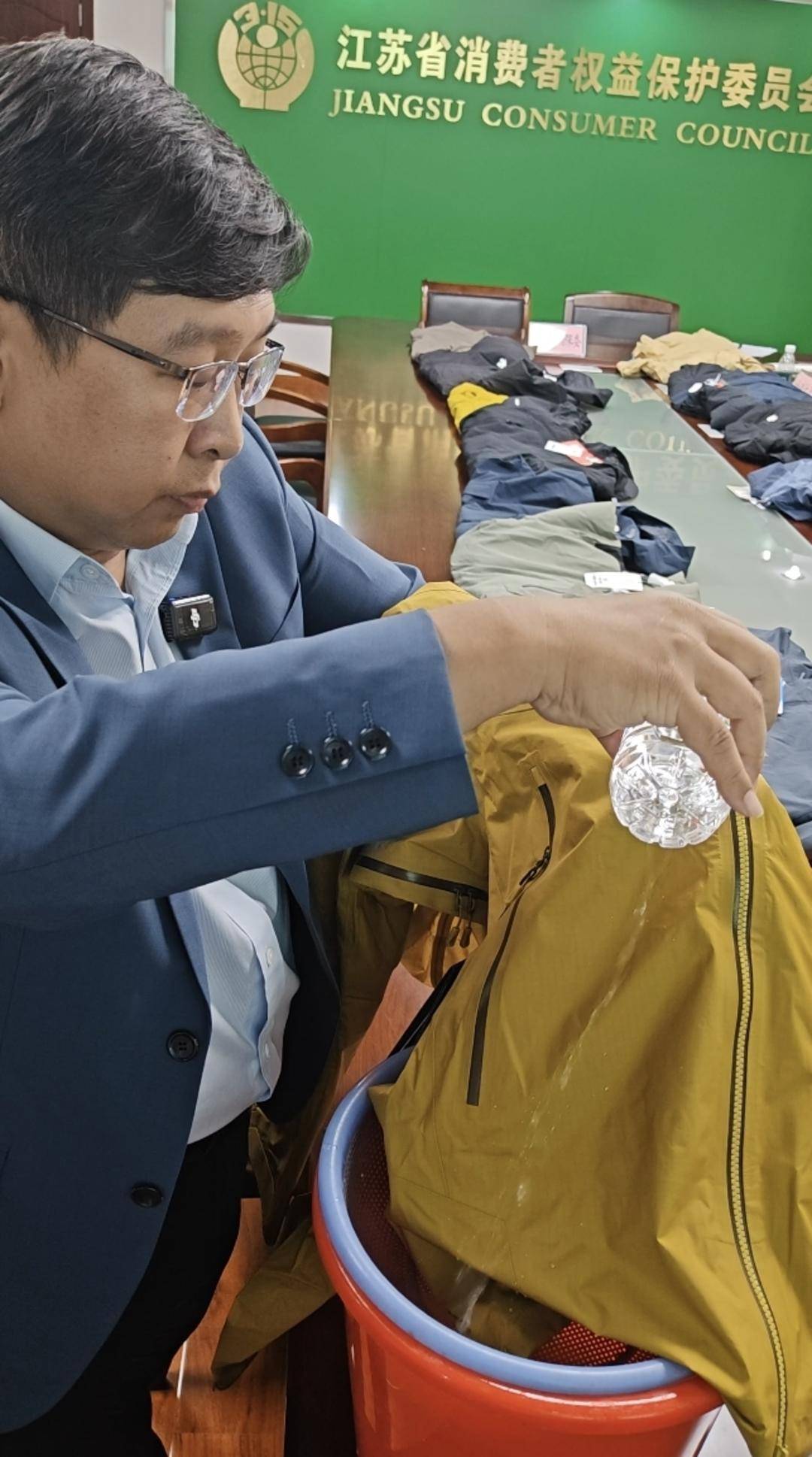 注意！冲锋衣40款里3款“不防水”<strong></p>
<p>菠菜理财</strong>，教你一招在家也能测