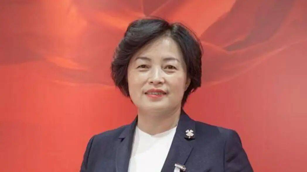 崔国静<strong></p>
<p>金融理财师考试</strong>，多次收受下属、老板送的现金、消费卡、名牌女包、化妆品、保健品、高档白酒